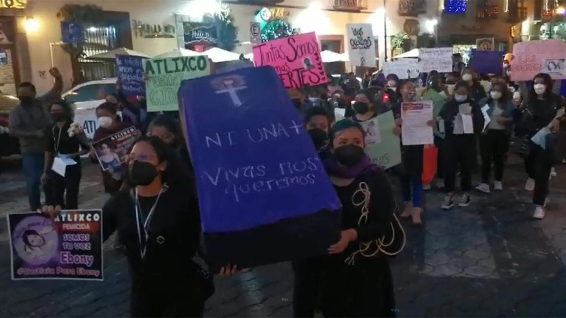 Con pancartas y marchando de forma silenciosa en calles de Atlixco, mujeres salieron a exigir justicia para Ebony N